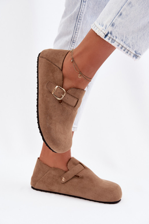 Scarpe da donna in pelle sintetica con fibbie dorate color sabbia Ismora