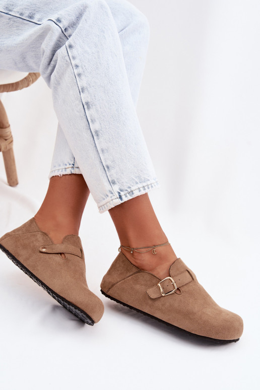 Scarpe da donna in pelle sintetica con fibbie dorate color sabbia Ismora