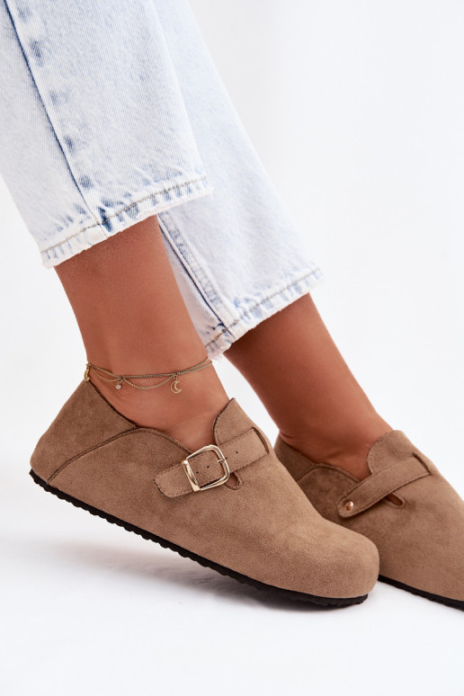 Scarpe da donna in pelle sintetica con fibbie dorate color sabbia Ismora