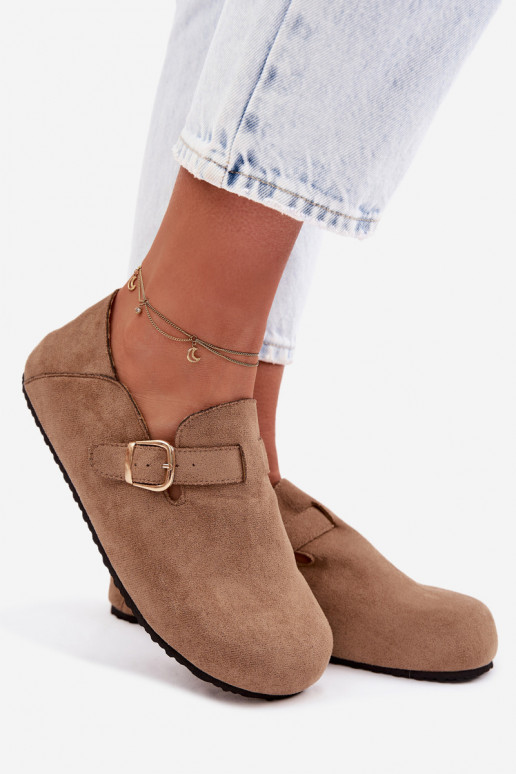 Scarpe da donna in pelle sintetica con fibbie dorate color sabbia Ismora