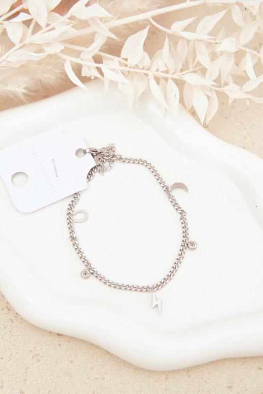 Un braccialetto Sulla gamba con pendenti color argento