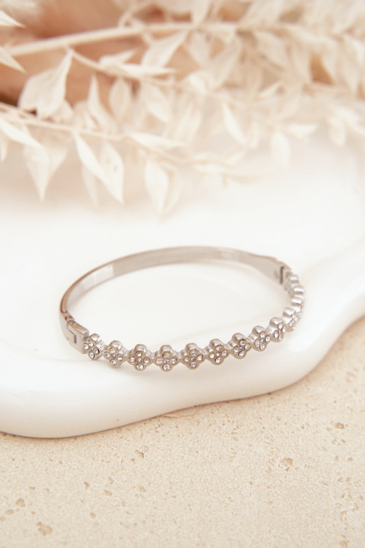 Un braccialetto Femminile con gli occhi scintillanti color argento