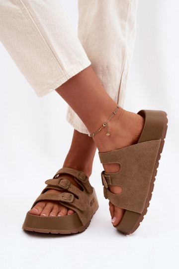 Pantofole da donna con una piattaforma con strisce Big Star TT274530 colore marrone