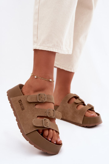 Pantofole da donna con una piattaforma con strisce Big Star TT274530 colore marrone 2