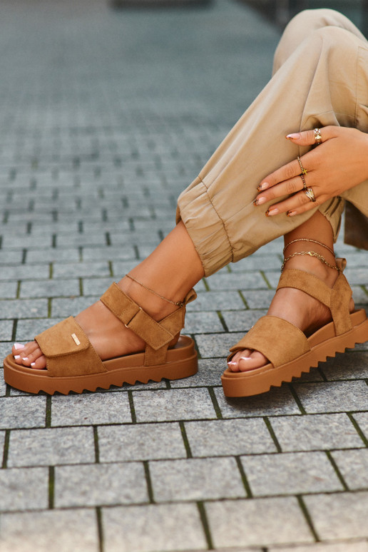 Femminile Sandali in camoscio con una piattaforma Big Star NN274705 colore marrone