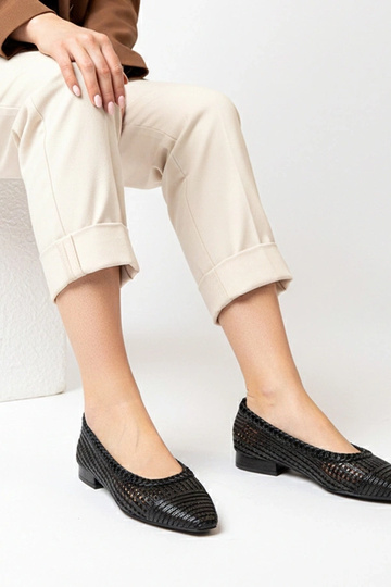 Ballerine nere traforate...