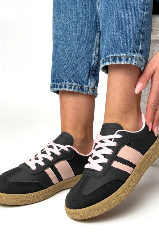 Sneakers nere e rosa da tutti i...