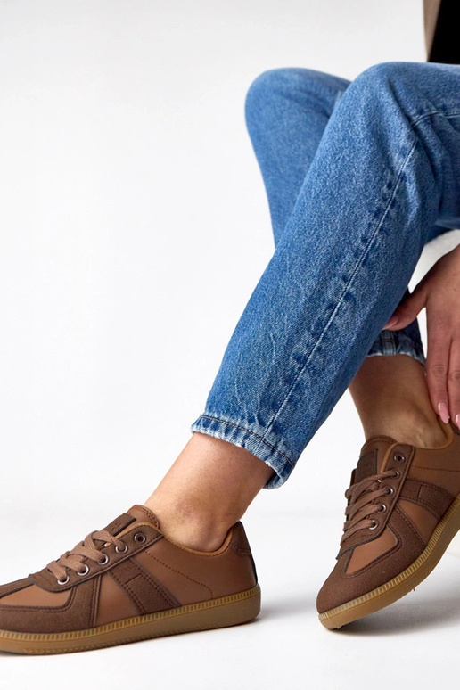 Sneakers marroni con piattaforma...