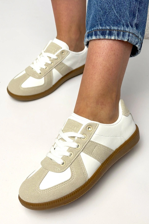 Sneakers bianche e color sabbia con...