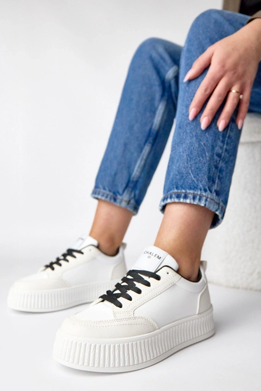 Scarpe sportive bianche e nere...