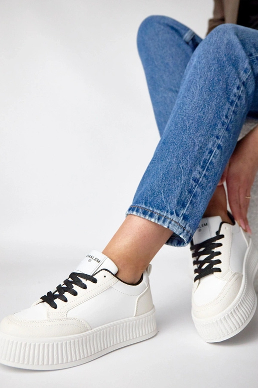 Scarpe sportive bianche e nere...