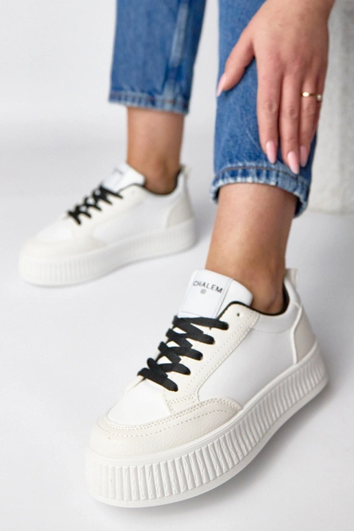 Scarpe sportive bianche e nere...