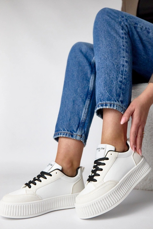 Scarpe sportive bianche e nere...