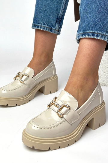 Mocassini laccati crema con...