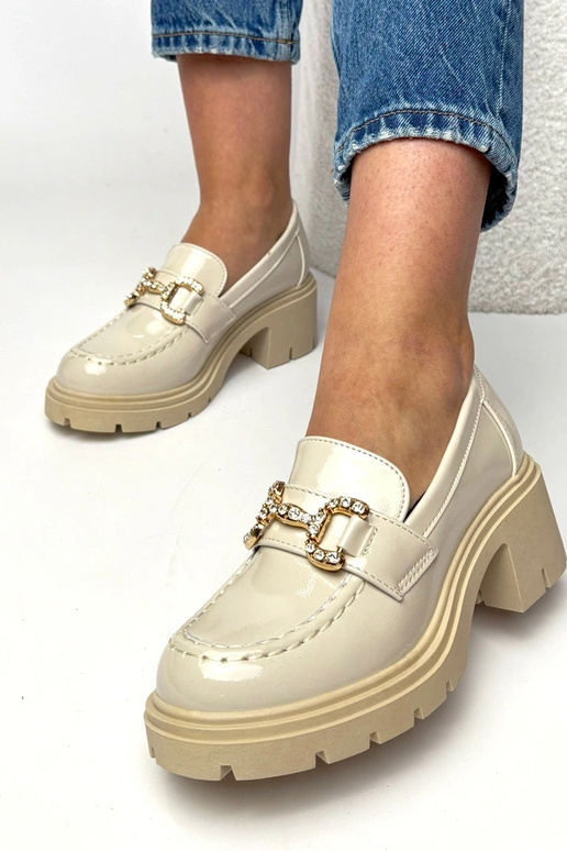 Mocassini laccati crema con tacco e...