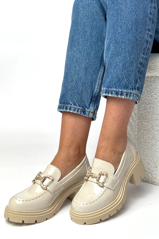 Mocassini laccati crema con tacco e...