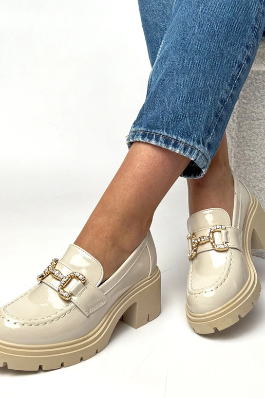 Mocassini laccati crema con tacco e...