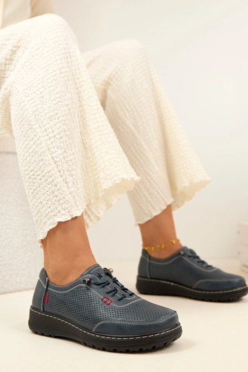 Mocassini traforati blu... 2