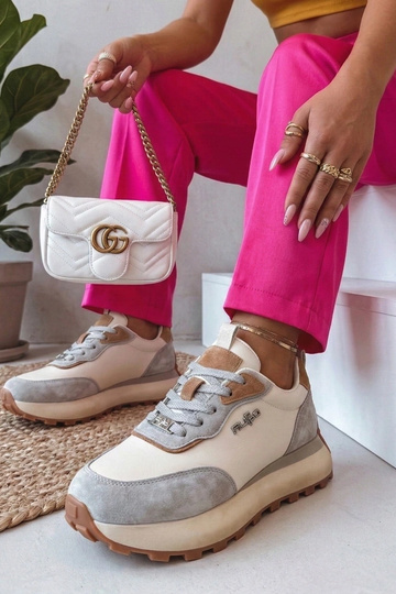 Scarpe in pelle beige con...