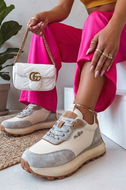 Scarpe in pelle beige con piattaforma...