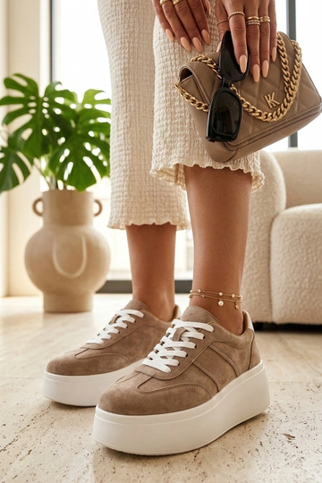 Scarpe in pelle beige con...