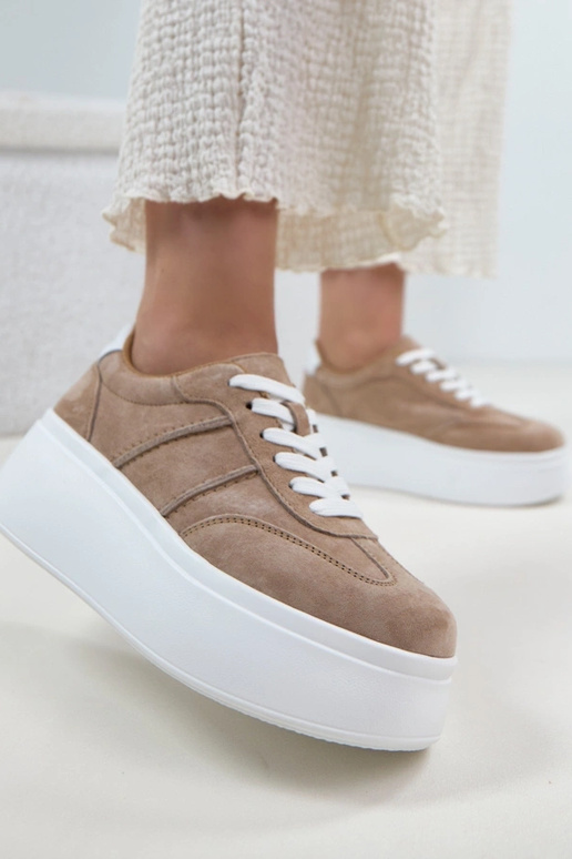 Scarpe in pelle beige con piattaforma...