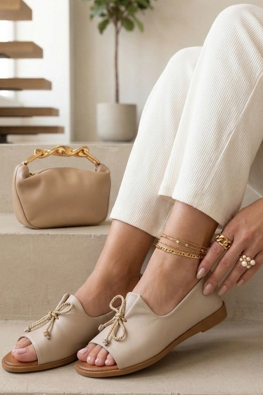 Ballerine in pelle beige con punta...