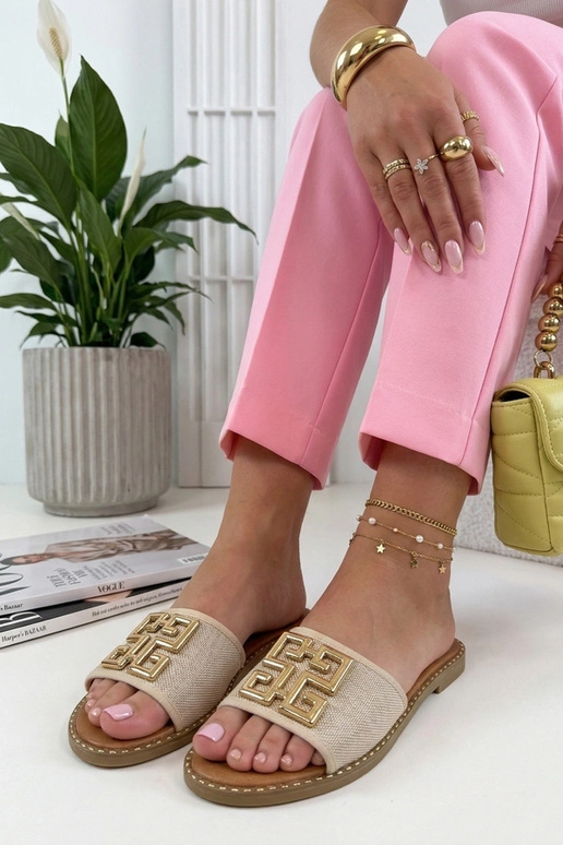 Ciabatte color sabbia decorate con...