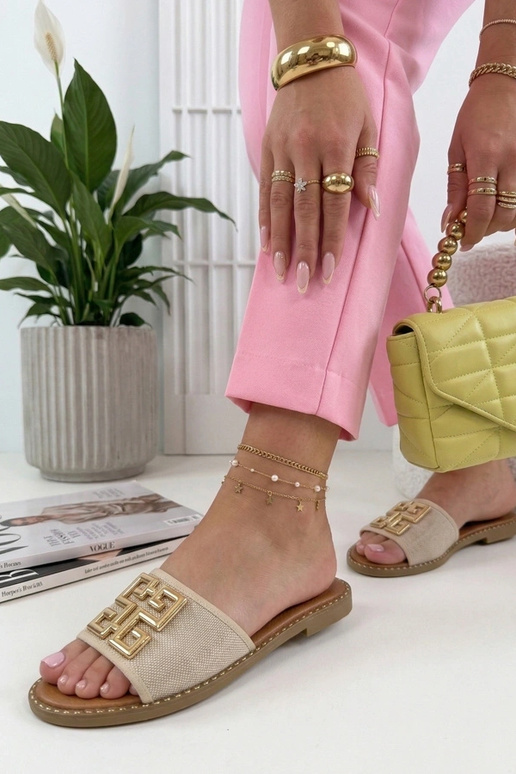 Ciabatte color sabbia decorate con...