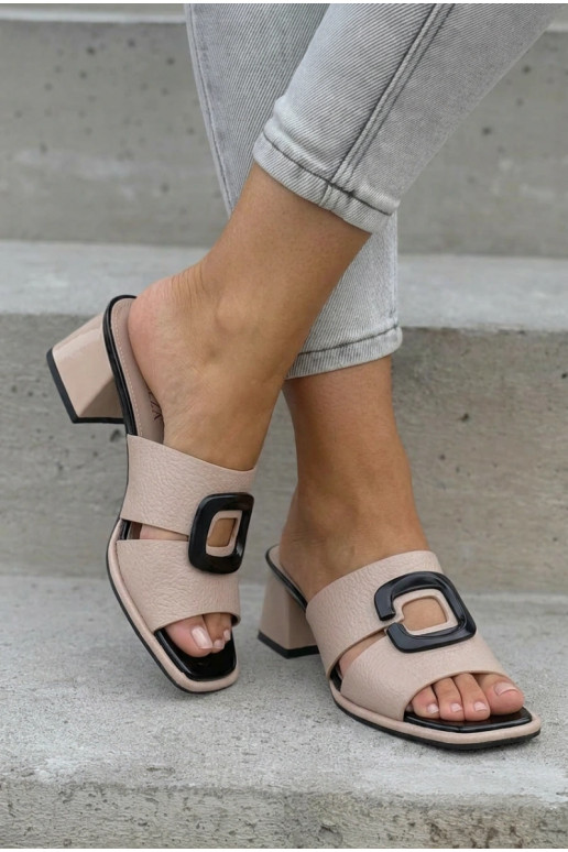 Infradito da donna con intagli e fibbie con tacco Vinceza 62284 color sabbia