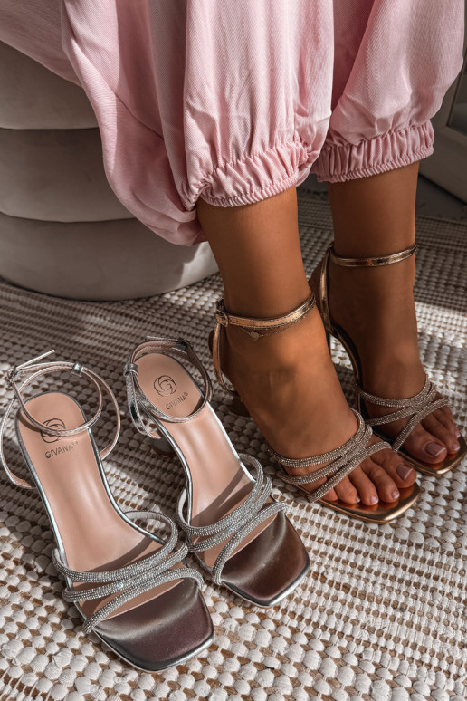 Sandali da donna con i tacchi Ze Zdobionymi Paskami Szampańskie Gedira