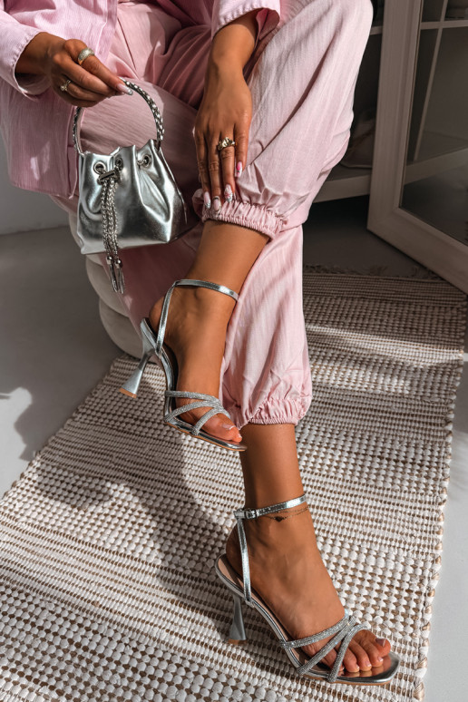 Sandali da donna con i tacchi Ze Zdobionymi Paskami color argento Gedira