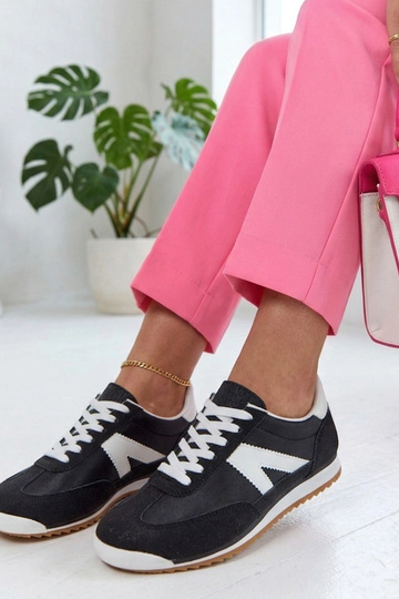Scarpe sportive nere con elementi bianchi Saga