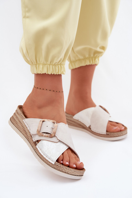 Pantofole da donna con una piattaforma decorare con fibbie Inblu RV000012 colore avorio