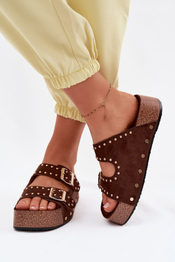Pantofole color cioccolato per donna con fibbie e borchie Ledira