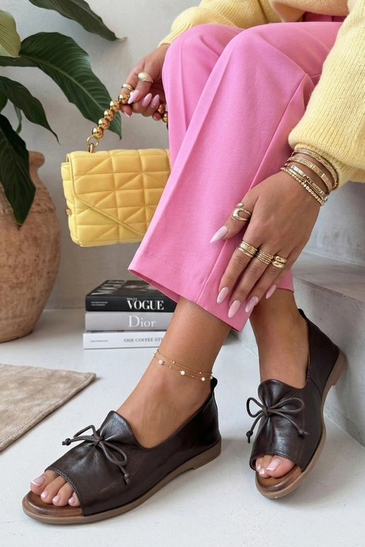 Ballerine in pelle marrone con punta...