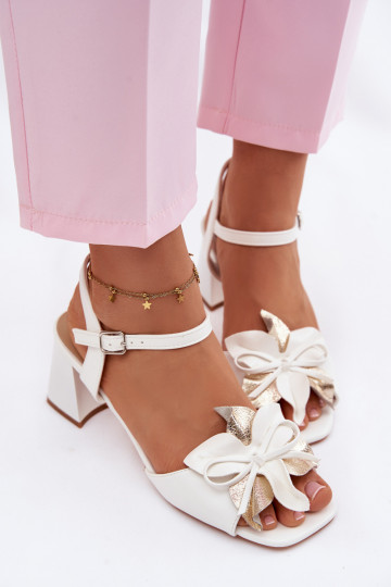 Sandali alti da donna con decorazioni floreali Vinceza 20283 color bianco
