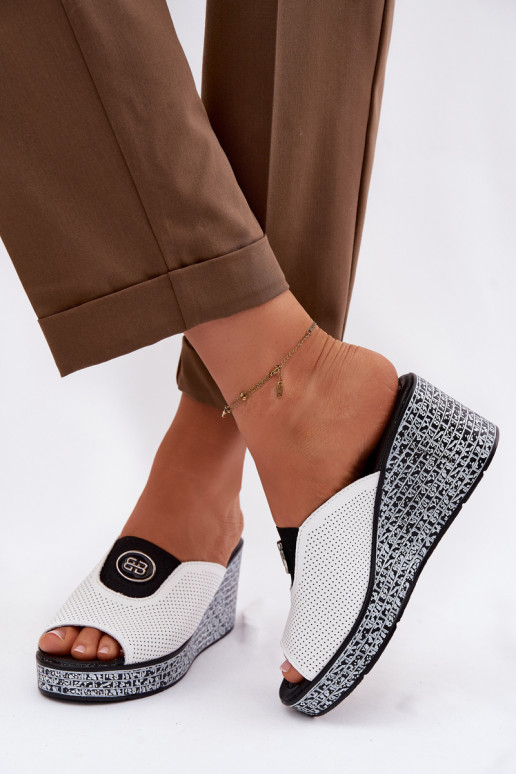 Pantofole in pelle con una piattaforma con ornamenti S.Barski LR61-7011 Colore bianco