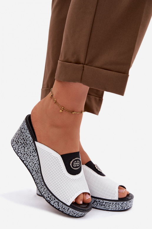 Pantofole in pelle con una piattaforma con ornamenti S.Barski LR61-7011 Colore bianco