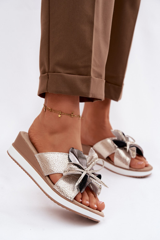 Pantofole in pelle con una piattaformaDekoracyjnym Un fiore S.Barski GR61-5989 colore dorato