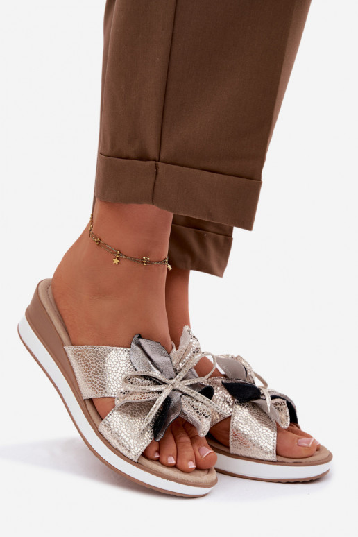 Pantofole in pelle con una piattaformaDekoracyjnym Un fiore S.Barski GR61-5989 colore dorato