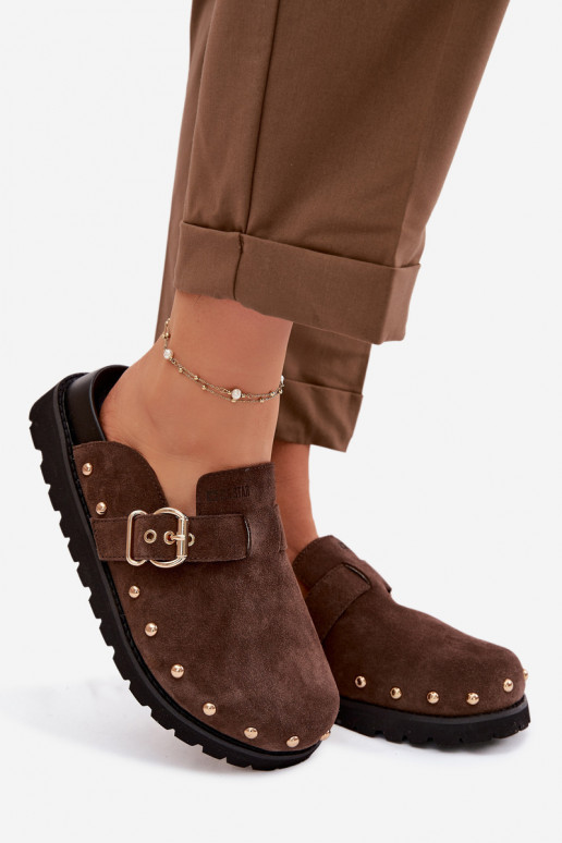Pantofole Zoccoli dalla pelle scamosciata con una piattaforma con rivetti I con fibbie Big Star TT274952 CzekoladoAe