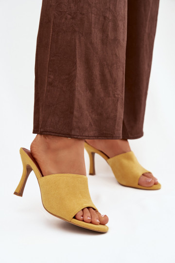 Pantofole da donna con tacchi sottiliin ecopelle scamosciatau colore giallo Isolia