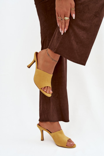 Pantofole da donna con tacchi sottiliin ecopelle scamosciatau colore giallo Isolia 2
