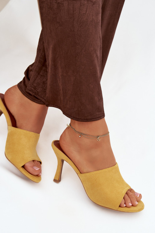 Pantofole da donna con tacchi sottiliin ecopelle scamosciatau colore giallo Isolia