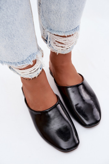 Pantofole nere da donna piatte in pelle sintetica Romelle