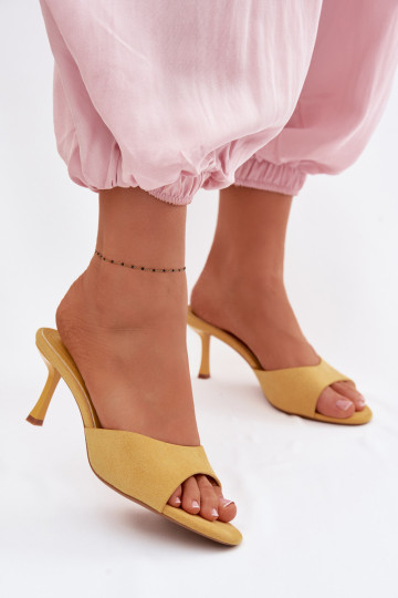 Infradito in camoscio artificiale con tacchi sottili color giallo Melissea 2
