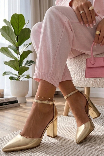 Scarpe con tacco dorate su...