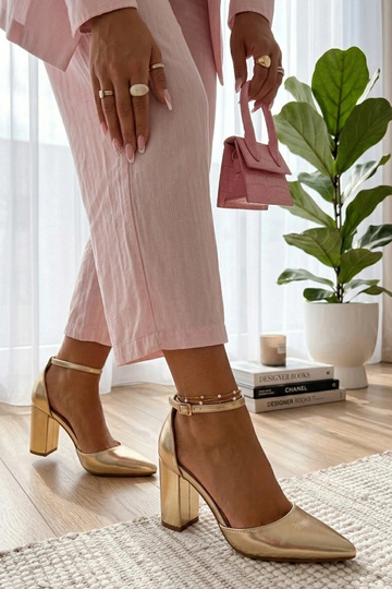 Scarpe con tacco dorate su... 2