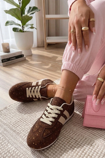Sneakers marroni decorate con pietre di zirconio Sybilla